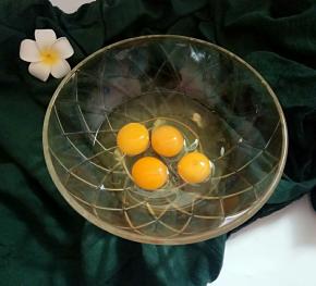 鸡蛋打入碗中。