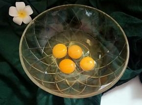 鸡蛋打入碗中。