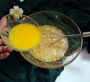 倒入融化好的黄油拌匀