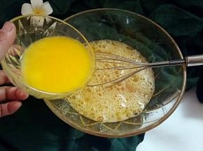 倒入融化好的黄油拌匀