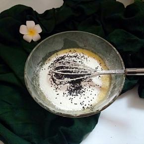 筛入低筋面粉和芝麻