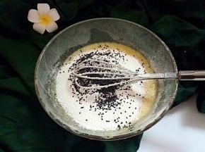 筛入低筋面粉和芝麻