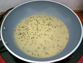 把面糊倒入不粘锅中，将其均匀的铺上一层，小火烙至边上微焦(这个步骤一定要越薄越好，要不然做出来的蛋卷就不会脆)。