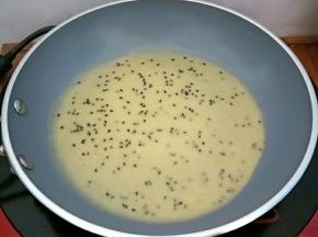 把面糊倒入不粘锅中，将其均匀的铺上一层，小火烙至边上微焦(这个步骤一定要越薄越好，要不然做出来的蛋卷就不会脆)。