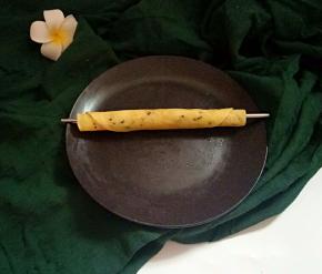 趁热卷起(中间放根筷子)。