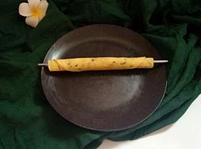 趁热卷起(中间放根筷子)。