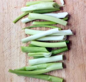 小葱洗净，切段