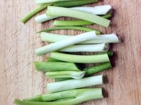 小葱洗净，切段