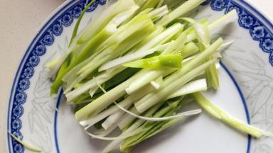 切成葱丝，放入盘子里，待用