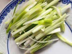 切成葱丝，放入盘子里，待用