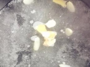 锅里烧水，放入蒜片、姜片，不要把水烧滚，刚开始冒泡的时候就可以