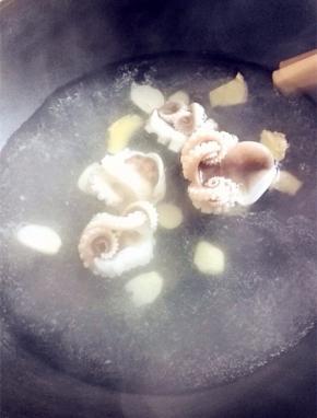 把八带放进去，快速的用筷子搅拌，八带受热后爪子马上就卷起来了，不用一分钟就可以捞出来