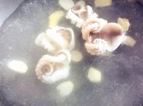 把八带放进去，快速的用筷子搅拌，八带受热后爪子马上就卷起来了，不用一分钟就可以捞出来