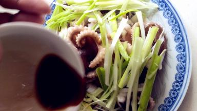 烫好的八带放在葱丝上，倒入调料汁，拌匀就可以开吃