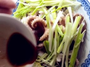 烫好的八带放在葱丝上，倒入调料汁，拌匀就可以开吃