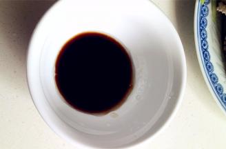 生抽、米醋、盐、味精，倒入碗里，做成调料汁
