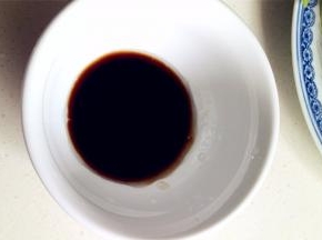 生抽、米醋、盐、味精，倒入碗里，做成调料汁