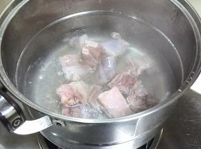 锅里放水，烧至水热时，放入羊肉焯水