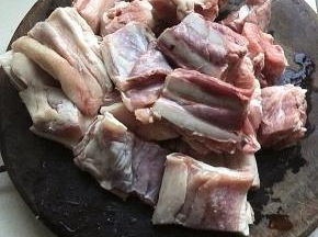 准备羊肋排，冲洗一下，切小段
