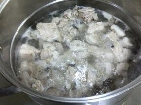 煮至羊肉浮起