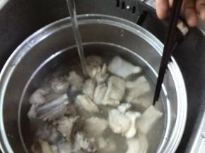 倒掉煮羊肉的水，用清水冲洗一下羊肋排