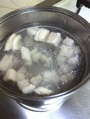 锅中放足够的水，大火上锅，开始煮