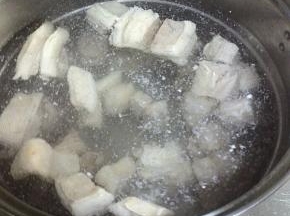 锅中放足够的水，大火上锅，开始煮