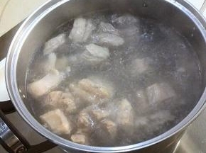 水开后转中小火，大约煮一个半小时，煮至羊肉用筷子一插，很轻松的插入的时候即可