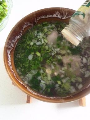 放适量的盐、白胡椒粉调味