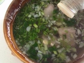 放适量的盐、白胡椒粉调味