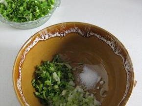 准备葱花、香菜末