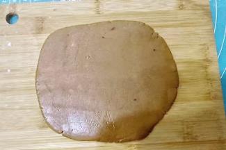 将面团取出擀成厚约3mm的面皮；