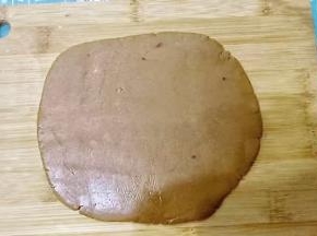 将面团取出擀成厚约3mm的面皮；
