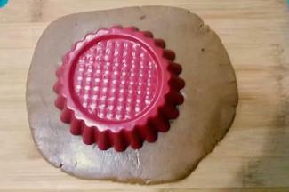 用派盘扣出一个圆面皮；