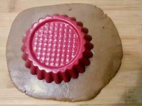 用派盘扣出一个圆面皮；