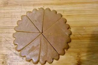 然后用刀（如图）切割成八等份；