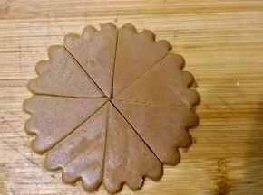 然后用刀（如图）切割成八等份；