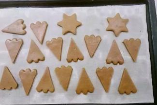 切好的饼干块摆入烤盘，烤箱中层170度烤约12分钟左右；