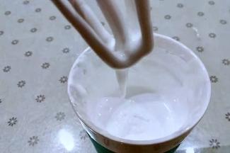 蛋清中加入柠檬汁，然后糖粉分三次加入蛋清中打成如图的浓稠状态；