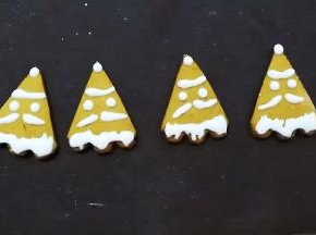 取适量糖霜装入裱花袋，并在姜饼上挤出圣诞老人的样子；
