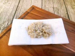 用厨房用纸吸干鲜虾皮的水分。