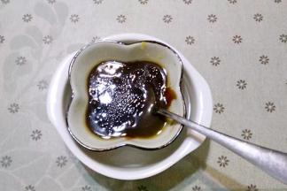 黄油隔热水融化，加入蜂蜜、棕糖、姜粉、肉桂粉搅拌均匀，直至混合成液体，冷却到温热备用；