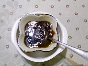 黄油隔热水融化，加入蜂蜜、棕糖、姜粉、肉桂粉搅拌均匀，直至混合成液体，冷却到温热备用；