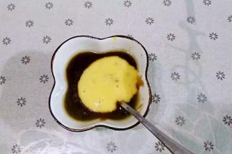 倒入常温蛋液，搅拌均匀；