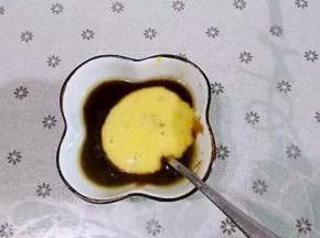 倒入常温蛋液，搅拌均匀；
