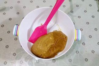 另取盆将中粉和苏打粉过筛均匀，然后将混合好的液体倒入粉中切拌均匀，揉成光滑的面团；