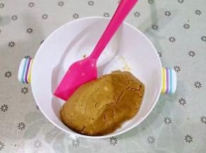 另取盆将中粉和苏打粉过筛均匀，然后将混合好的液体倒入粉中切拌均匀，揉成光滑的面团；