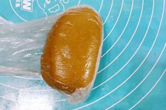 将面团装入保鲜袋，入冰箱冷藏醒40分钟；