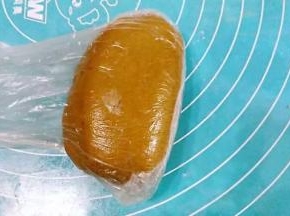 将面团装入保鲜袋，入冰箱冷藏醒40分钟；