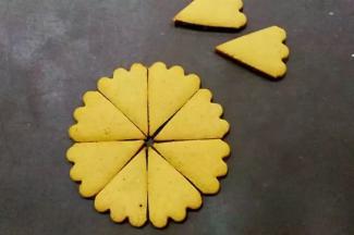 烤好的姜饼出炉晾凉；